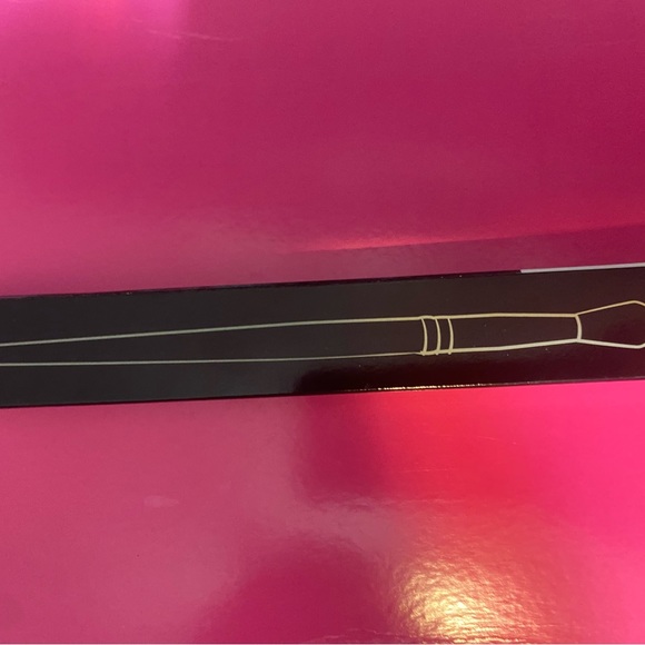 Laura Mercier Finishing Pony Tail Makeup Brush — NIB - Picture 3 of 3